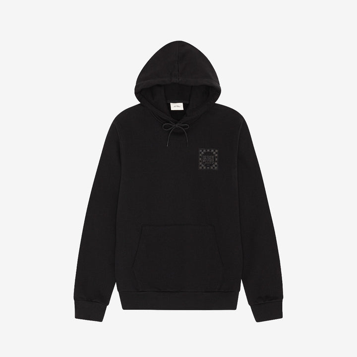 Les Deux Goods Hoodie i Black med modernt ryggtryck, tillverkad i ekologisk bomull med klassisk passform.