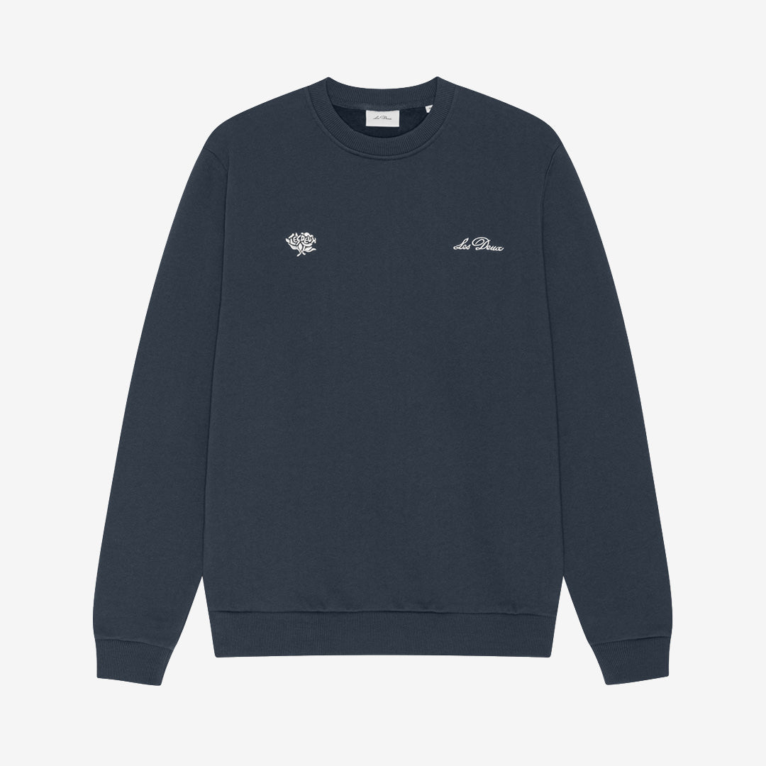 Les Deux Deux Sweatshirt i India Ink Blue tillverkad i ekologisk bomull med klassisk passform och stilren design.