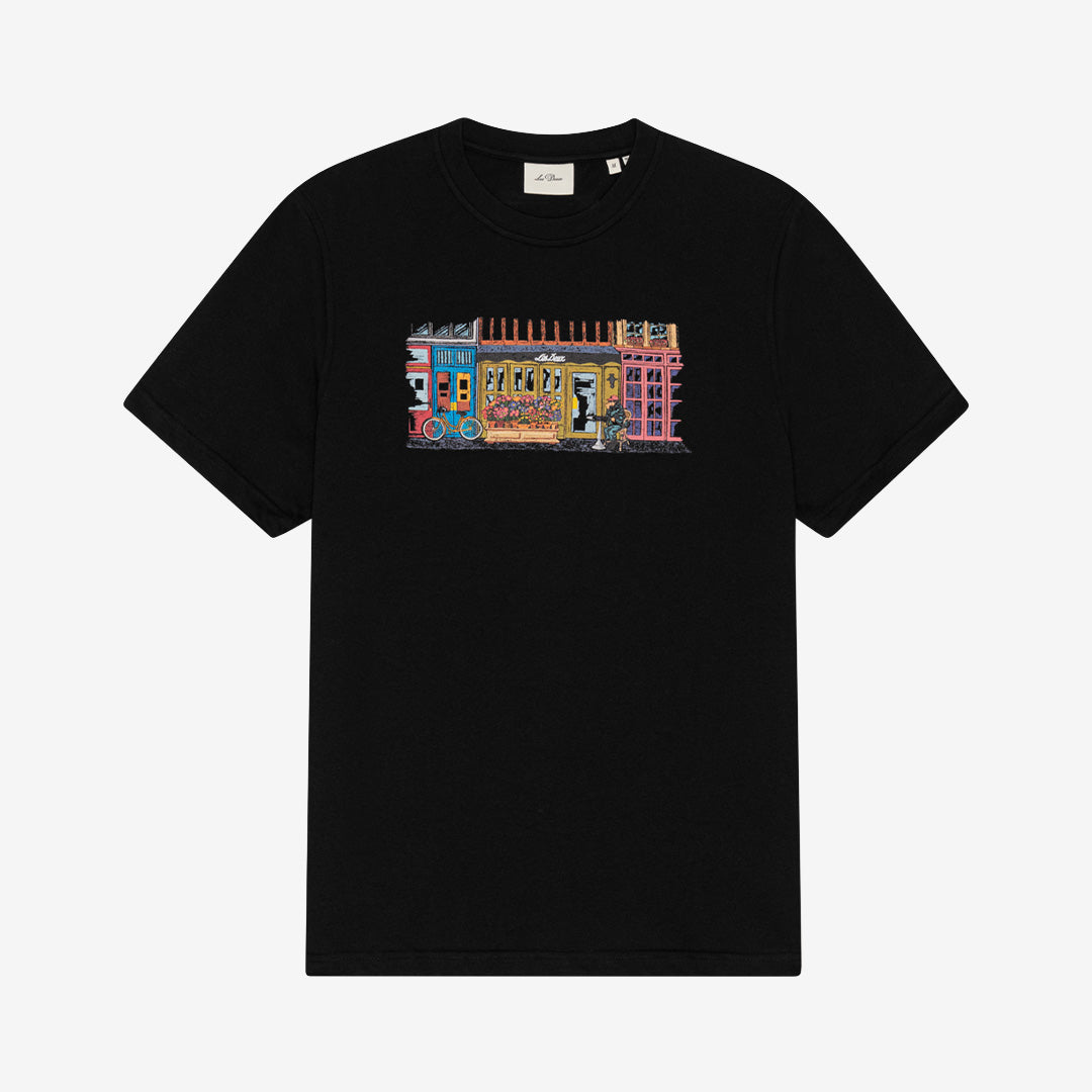 Les Deux Market T-Shirt i Black med stilrent tryck, tillverkad i ekologisk bomull med klassisk passform.