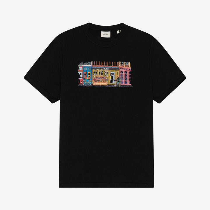 Les Deux Market T-Shirt i Black med stilrent tryck, tillverkad i ekologisk bomull med klassisk passform.