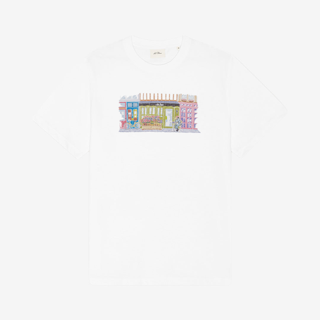 Les Deux Market T-Shirt i White med stilrent tryck, tillverkad i ekologisk bomull med klassisk passform.