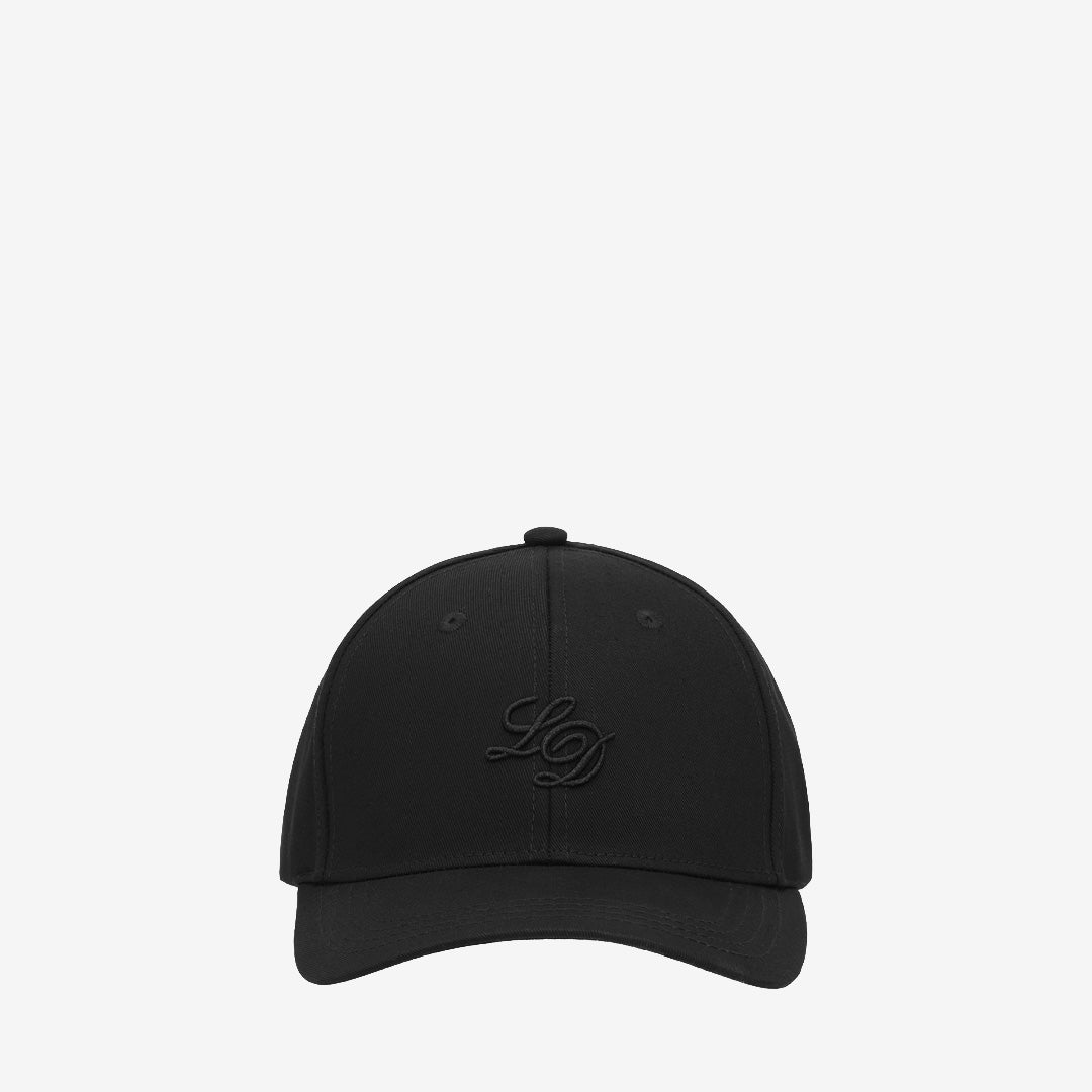 Les Deux LD Tonal Baseball Cap i Black med ton-i-ton-broderad logotyp, tillverkad i ekologisk bomull.