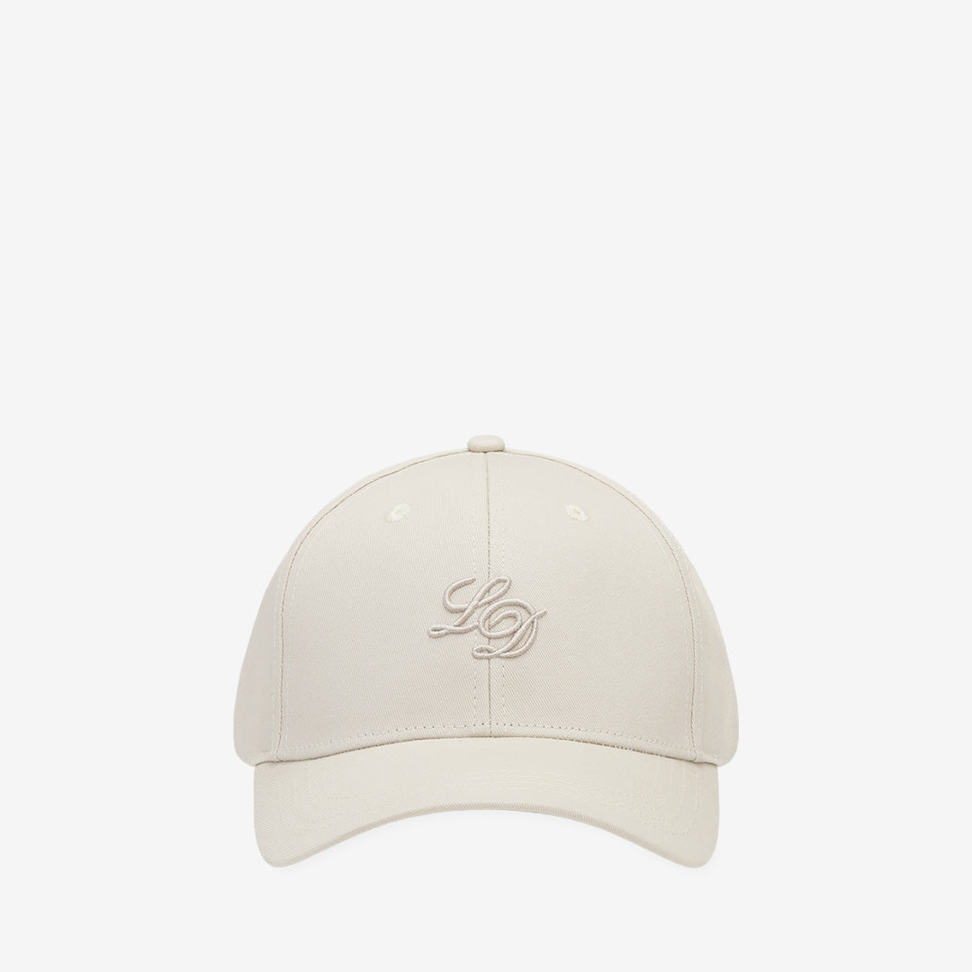 Les Deux LD Tonal Baseball Cap i Ivory med ton-i-ton-broderad logotyp, tillverkad i ekologisk bomull.