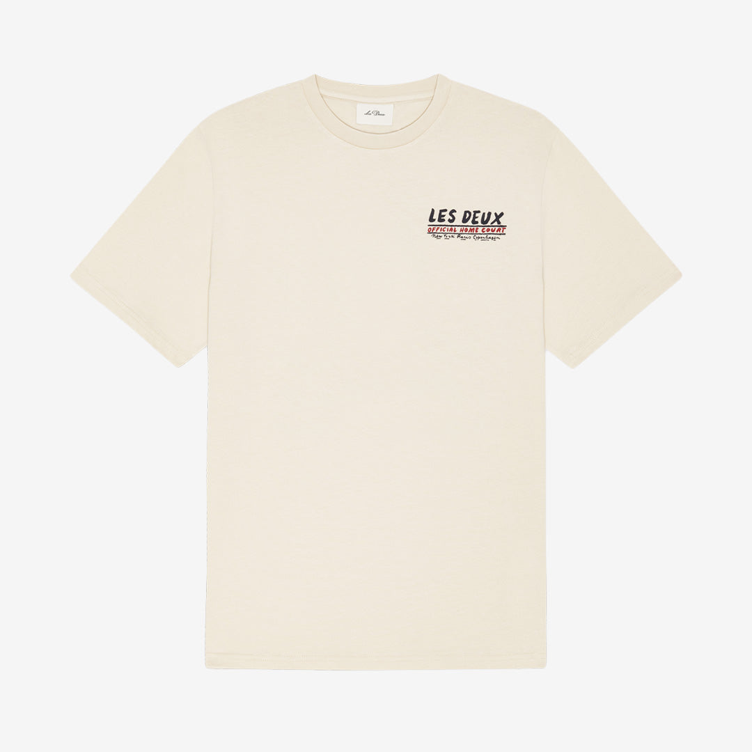 Les Deux Record T-Shirt i Ivory med stilrent tryck, tillverkad i ekologisk bomull med klassisk passform.