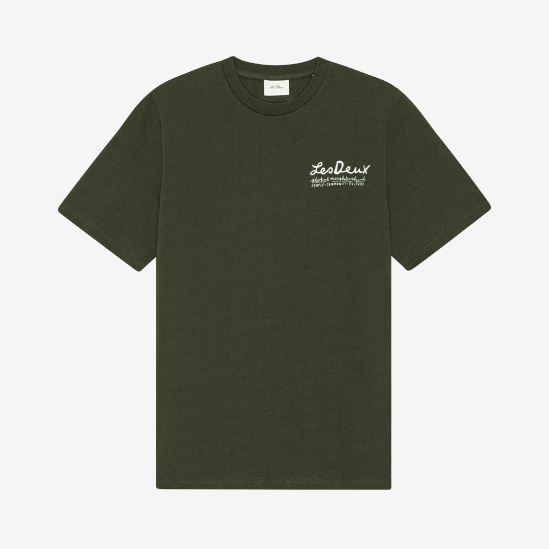 Les Deux Rural T-Shirt i Rosin Green med stilrent tryck, tillverkad i ekologisk bomull med klassisk passform.