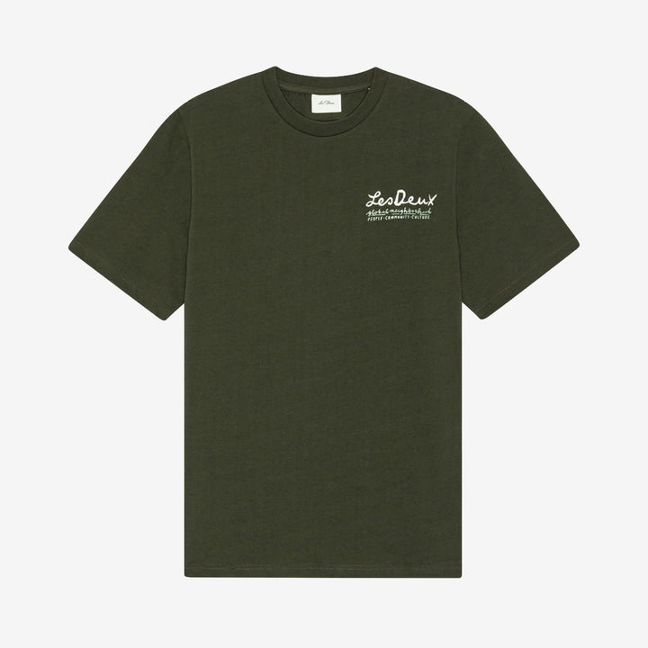 Les Deux Rural T-Shirt i Rosin Green med stilrent tryck, tillverkad i ekologisk bomull med klassisk passform.
