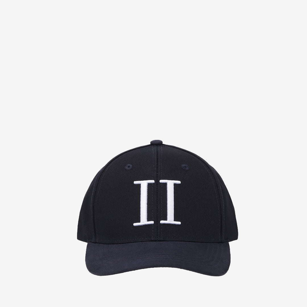 Les Deux Core Baseball Cap Suede i Dark Navy med broderad logotyp och mockaliknande yta i bomull.