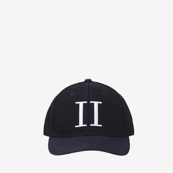 Les Deux Core Baseball Cap Suede i Dark Navy med broderad logotyp och mockaliknande yta i bomull.