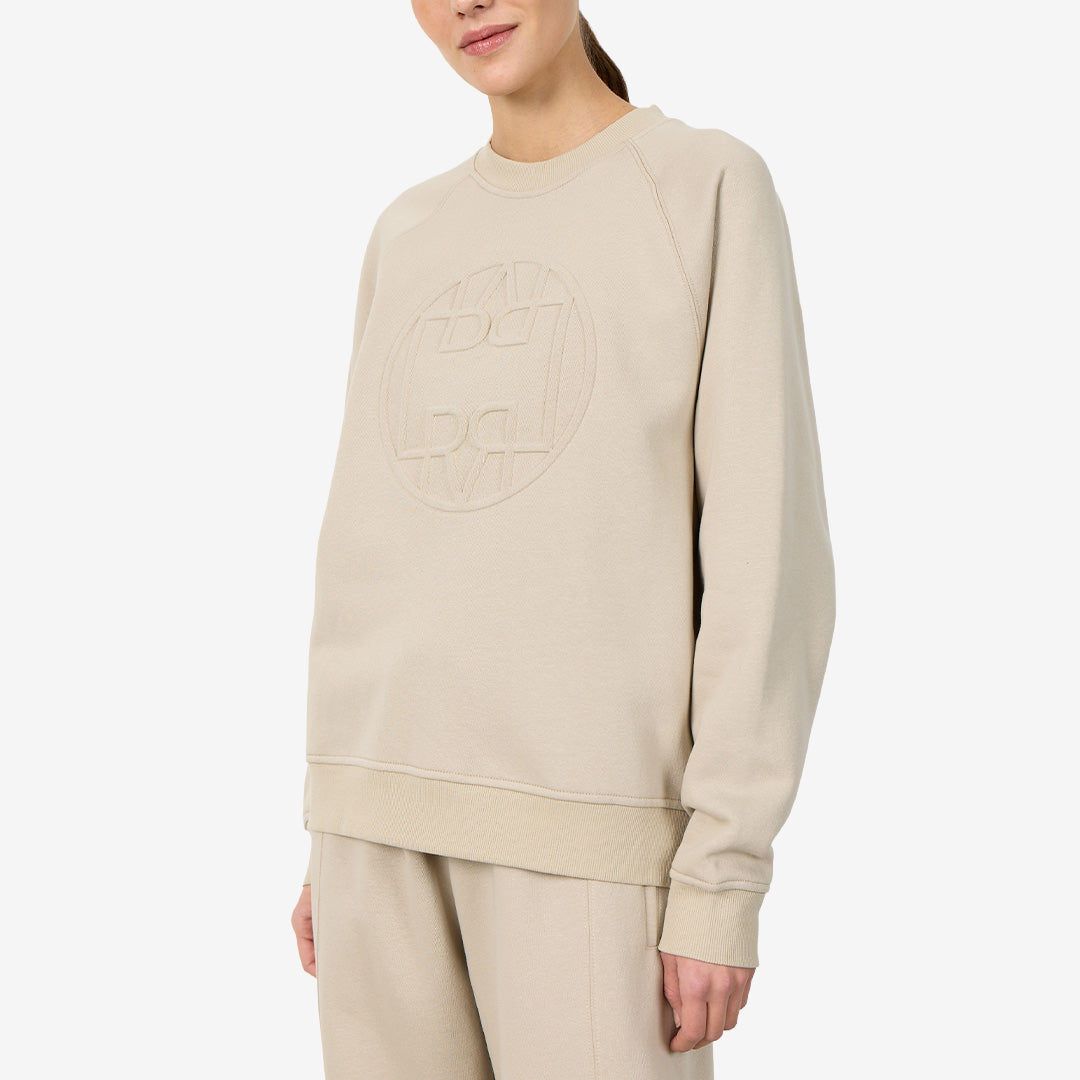 Sweatshirt i ekologisk bomull i färgen Island fossil med rund hals och ton-i-ton logga