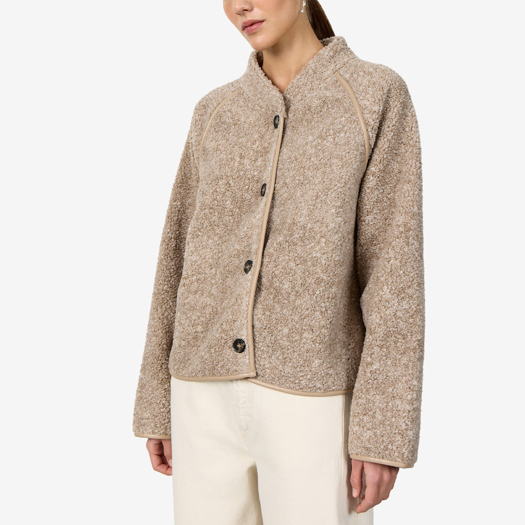 LR-PERNILLE 1 kavaj i färgen Island Fossil med strukturerat tyg och knappstängning