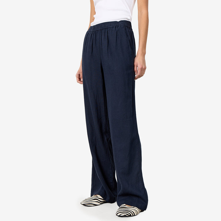 LR-NAJA 7 byxa i färgen Dark Navy med elastisk midja och raka ben