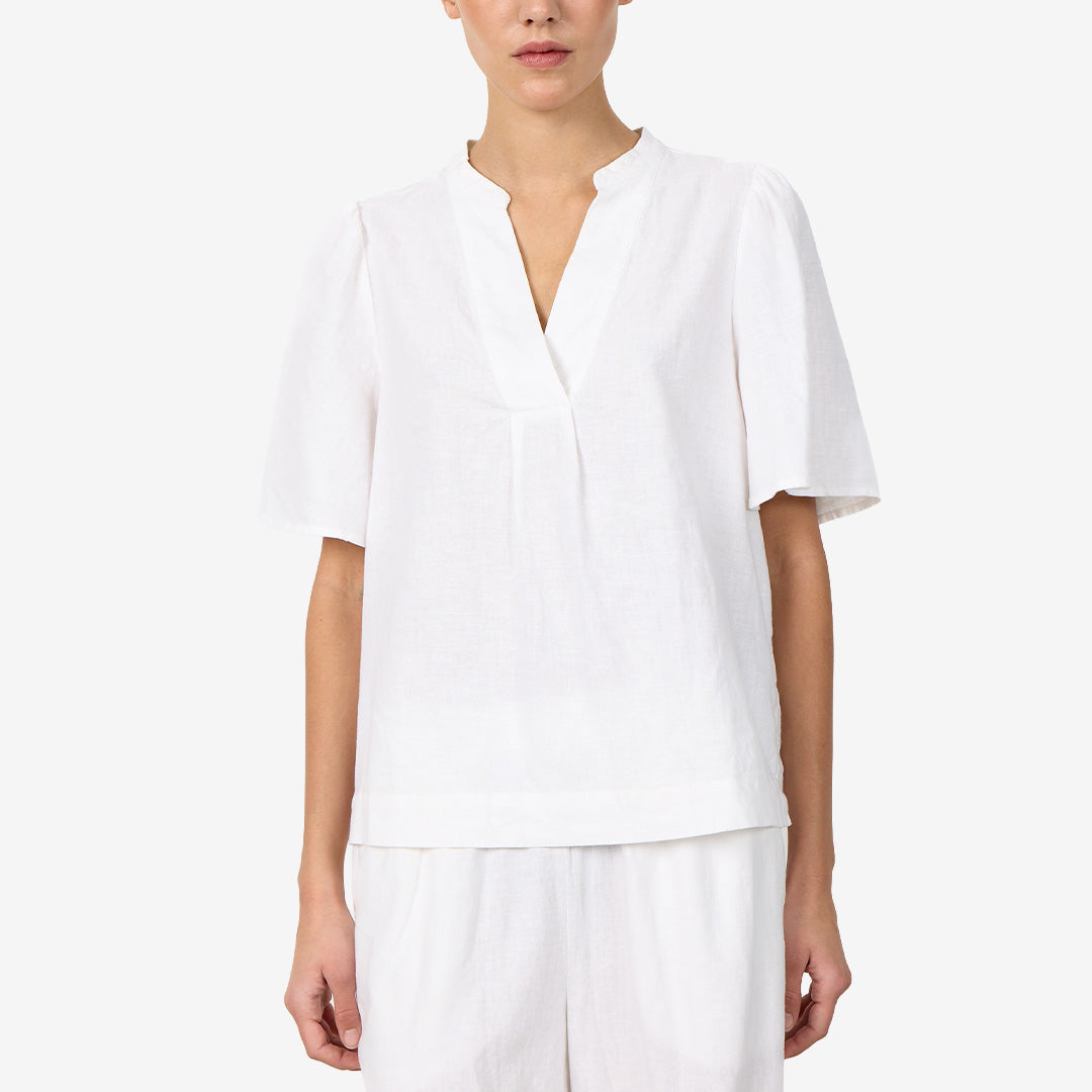 LR-NAJA 32 blus i färgen White i linne och viskos med V-ringning och korta ärmar