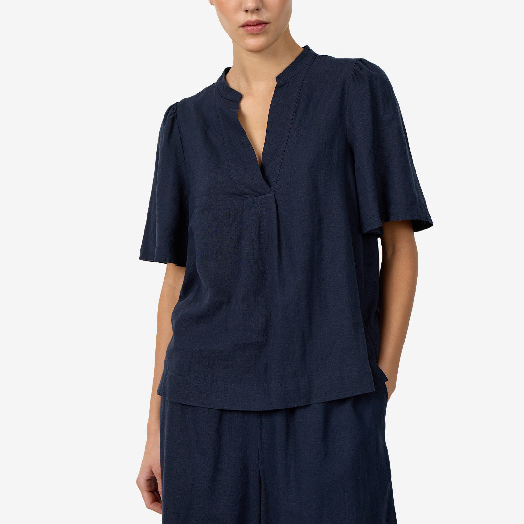 LR-NAJA 32 blus i färgen Dark Navy i linne och viskos med V-ringning och korta ärmar