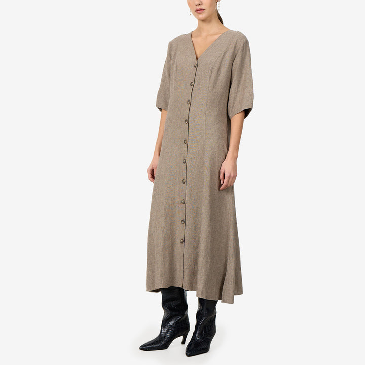 LR-NAJA 52 klänning i färgen Falcon Melange med V-ringad krage, korta ärmar och knappslå framtill