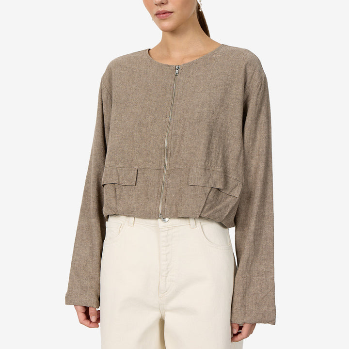 LR-NAJA 63 jacka i färgen Falcon Melange i linne och viskos med rund krage, dragkedja och fickor med lock