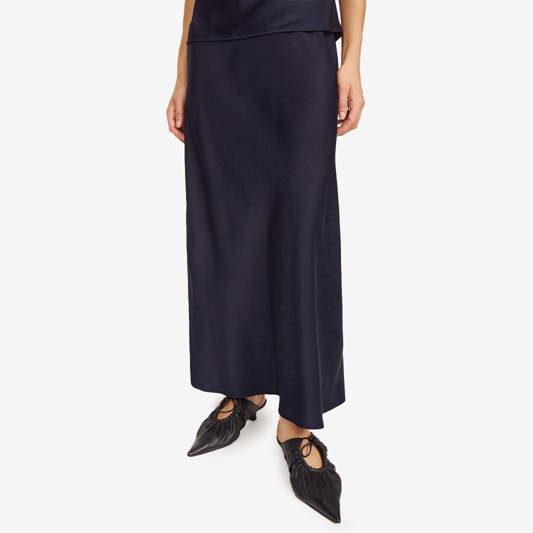 Kjol i färgen Night Sky tillverkad i acetat och polyester med lätt glans.