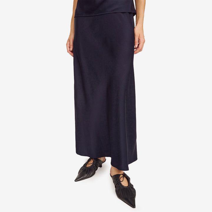 Kjol i färgen Night Sky tillverkad i acetat och polyester med lätt glans.