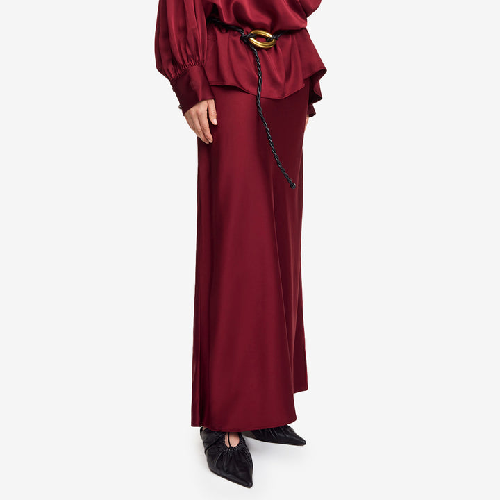 Kjol i färgen Cabernet tillverkad i acetat och polyester med subtil glans.