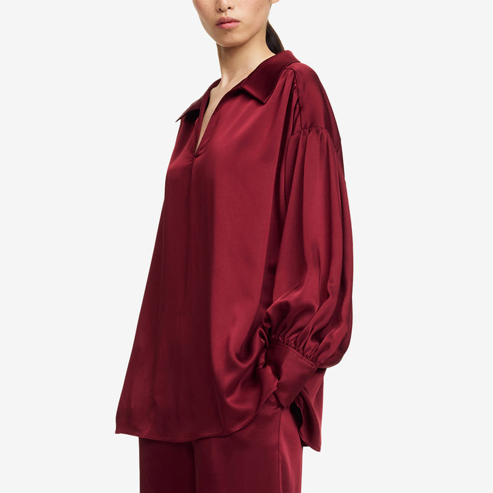 Topp i färgen Cabernet tillverkad i acetat och polyester med subtil glans.