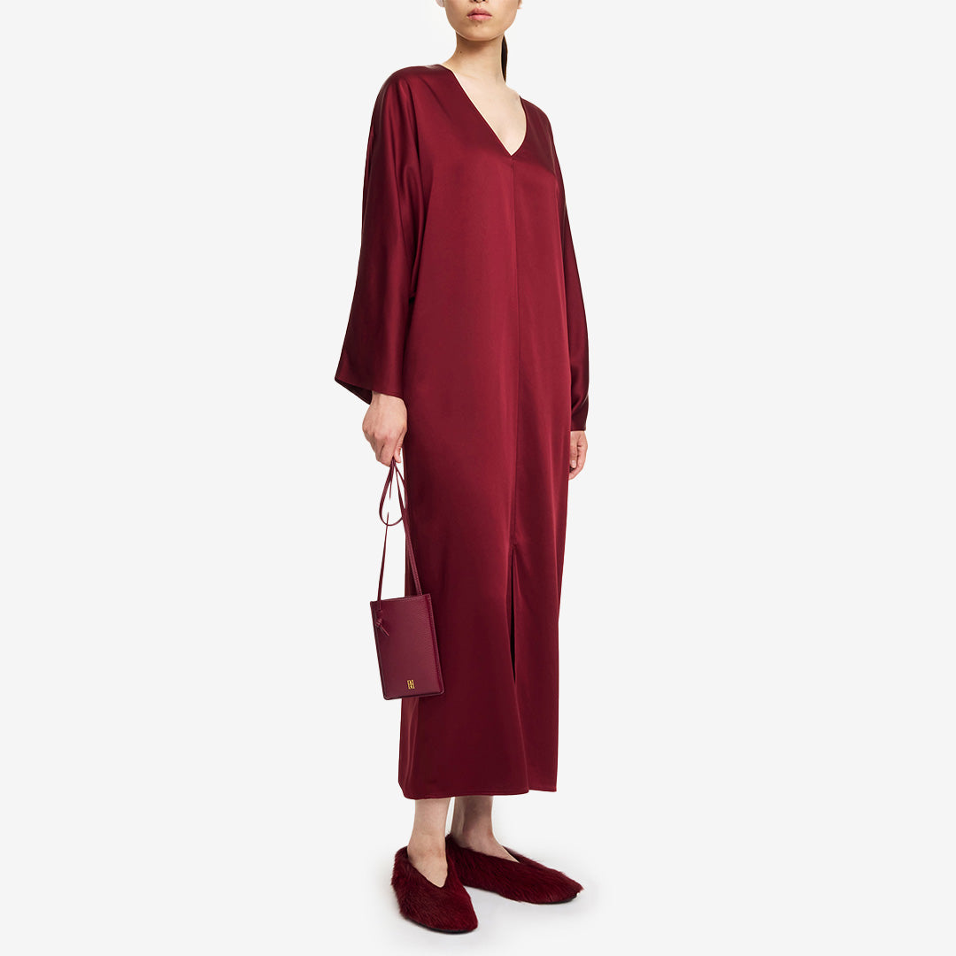 Klänning i färgen Cabernet tillverkad i acetat och polyester med lätt glans.