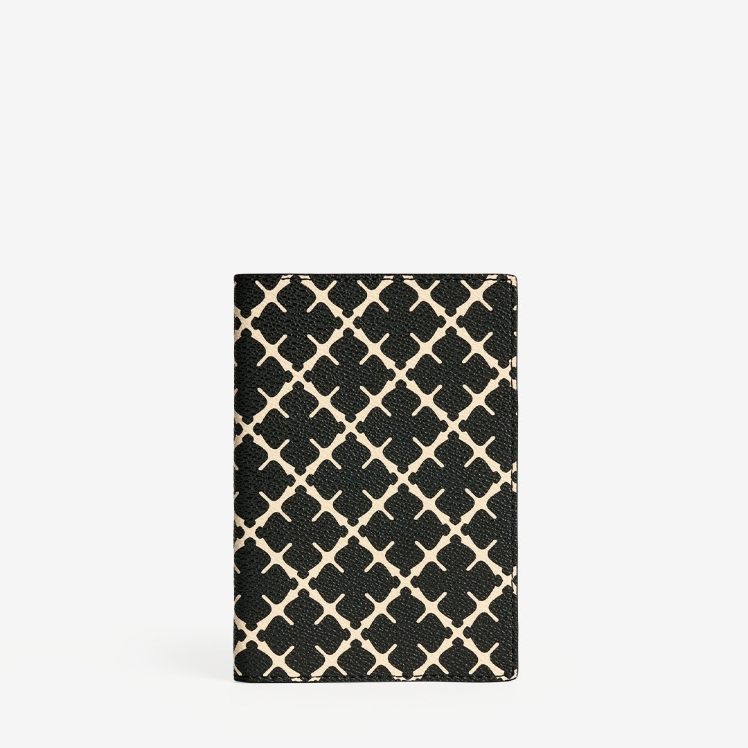 By Malene Birger Ivy Passport Holder – svart passfodral med Signature Flower-print och fickor
