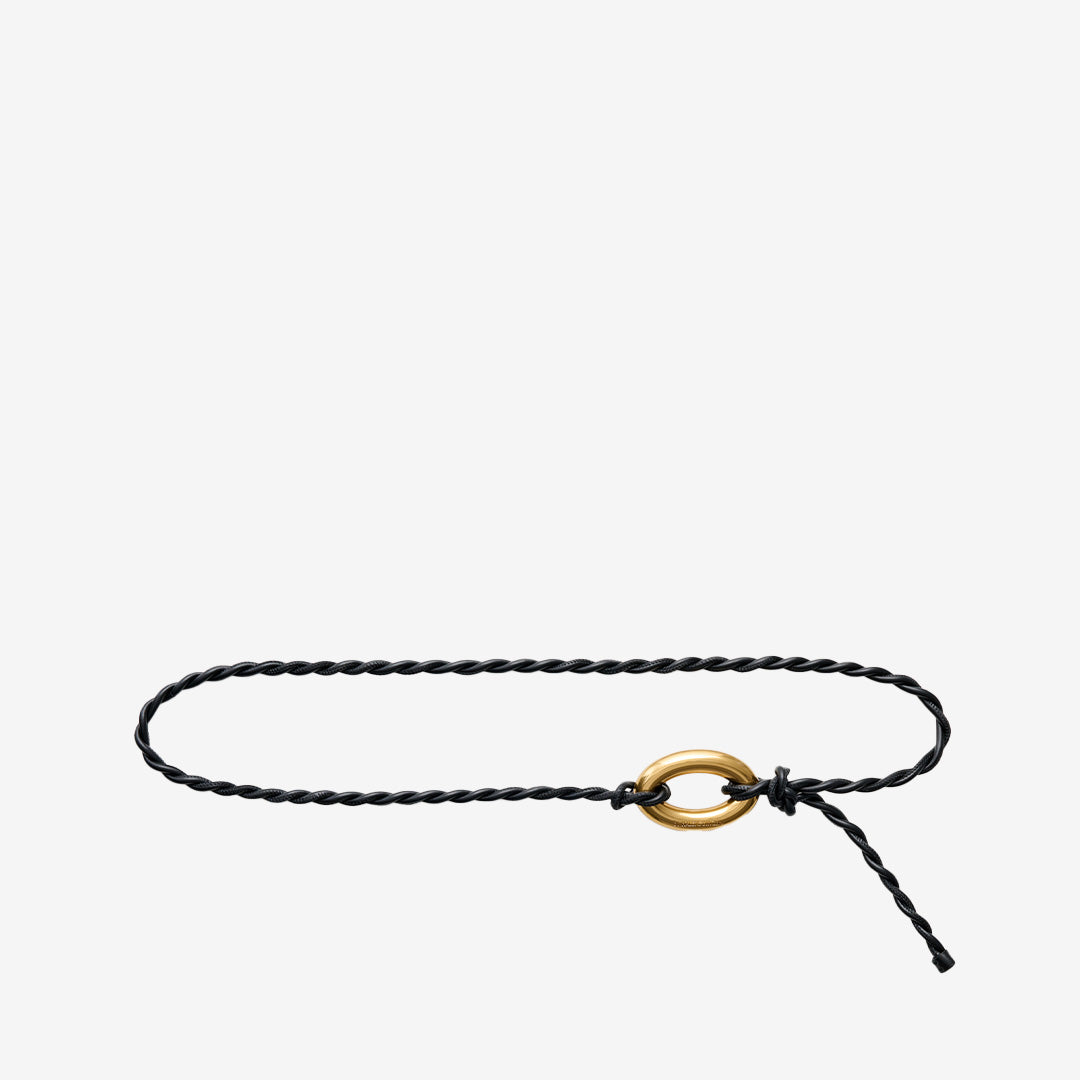 Svart bälte i 100% kalvskinn med klassiskt spänne och stilren finish.