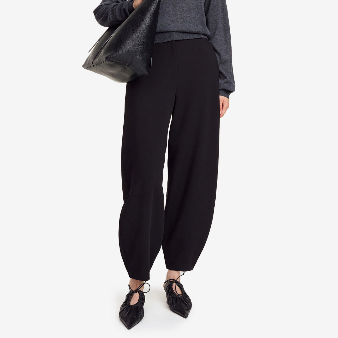 By Malene Birger Carlien-byxor i svart med rakavsmalnande ben, bälteshällor och pressveck.