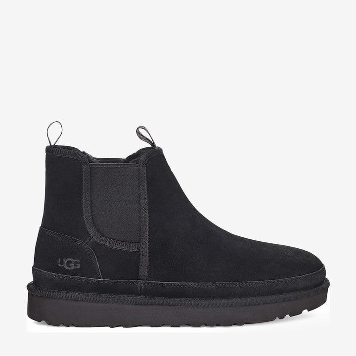 UGG Neumel Chelsea herrsko i mocka med UGGplush™-foder och elastiska detaljer