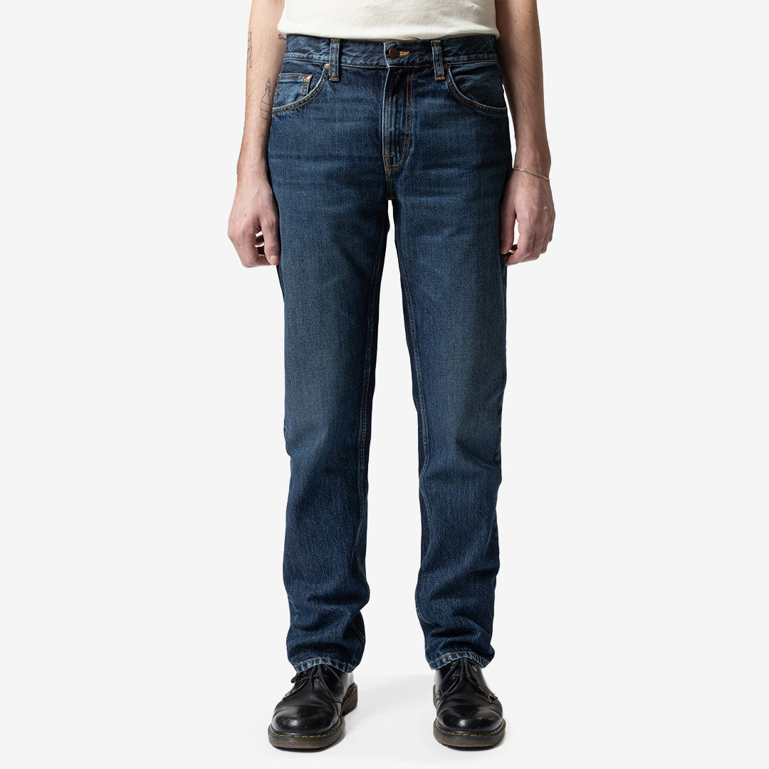 Nudie Jeans Gritty Jackson regular fit-jeans för herr i Blue Soil Dark Blue Wash med rak benvidd och subtila slitningar.