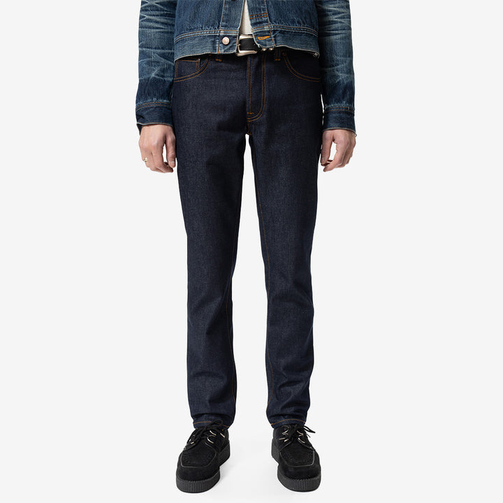 Nudie Jeans Solid Ollie slim fit-jeans för herr i Dry Blue med rak benvidd och mörk indigofärgad denim.