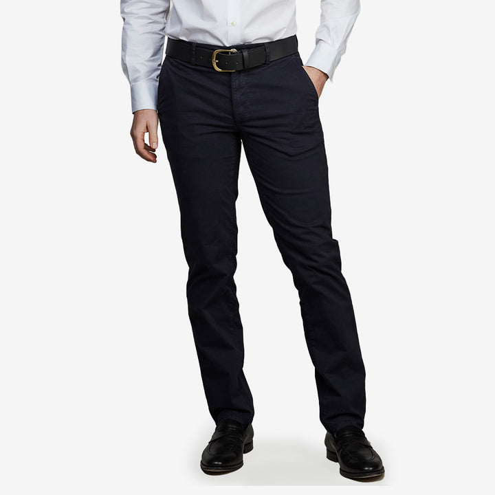 Chino i navy med stretch och klassisk, tidlös design.