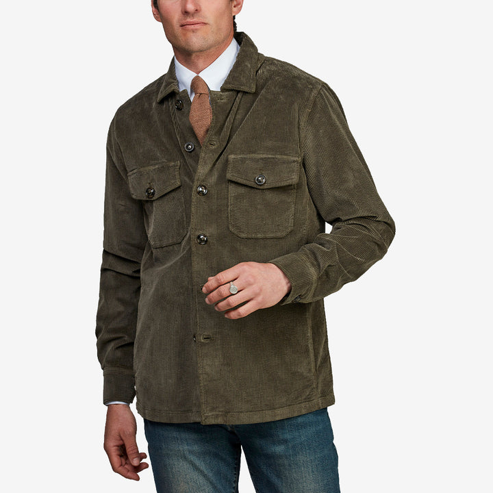 8W Corduroy Overshirt Dark Green i mjuk manchester med fyra fickor och knappstängning från Hansen & Jacob