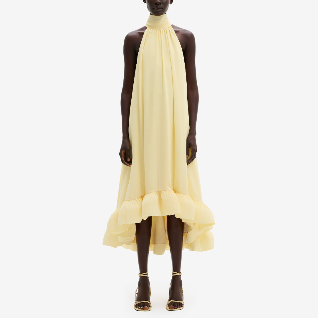 Ljusgul halterneck midiklänning Sabrina med öppen rygg och volangkjol