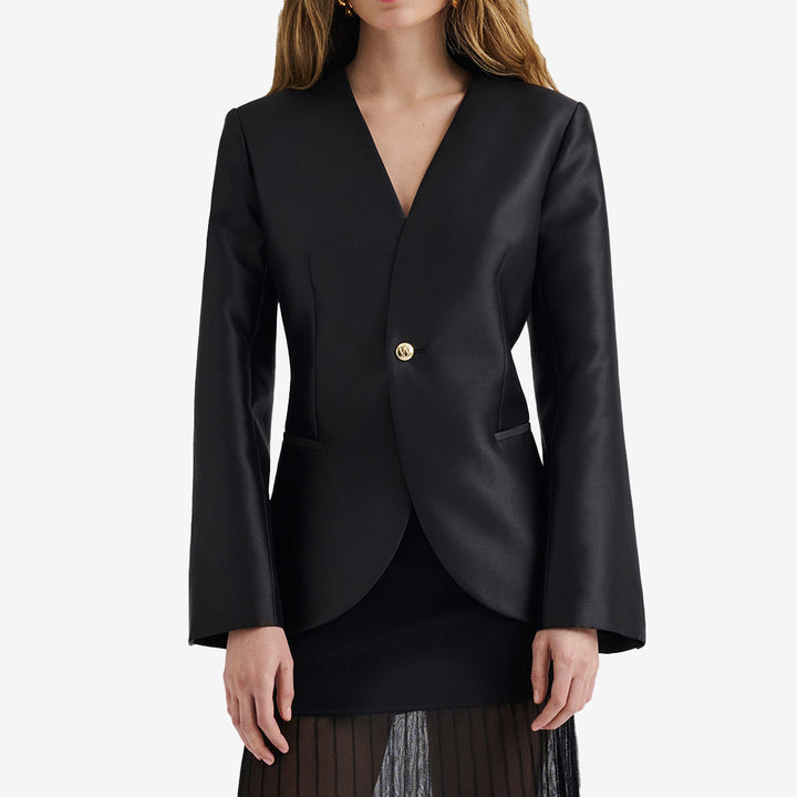 Svart figursydd satinblazer från Malina – Nori med elegant glansig finish
