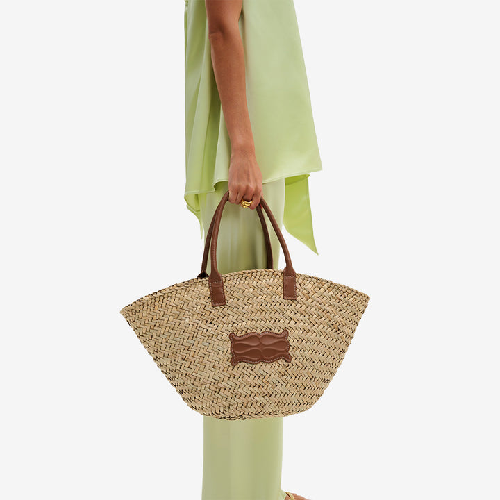 Stor stråväska i sjögräs med cognacsfärgade läderdetaljer och monogram