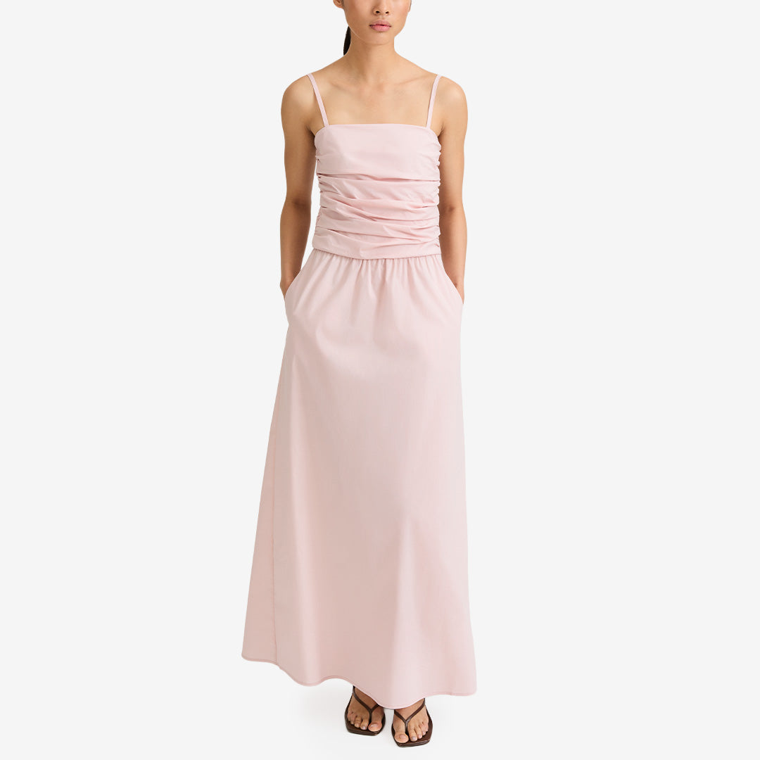 Stylein Jamila maxiklänning off pink med draperad front och smock bak