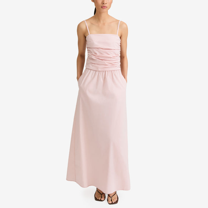 Stylein Jamila maxiklänning off pink med draperad front och smock bak