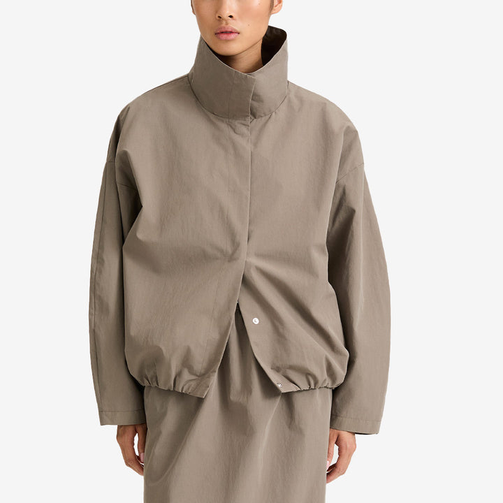 Stylein Sarou Jacket – mudfärgad jacka i trench cotton mix med ståkrage och rundad form