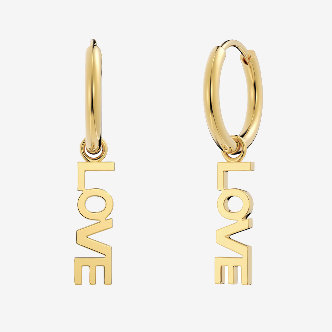 Love hoops örhängen i blank 14K guldplätering med utskuren text