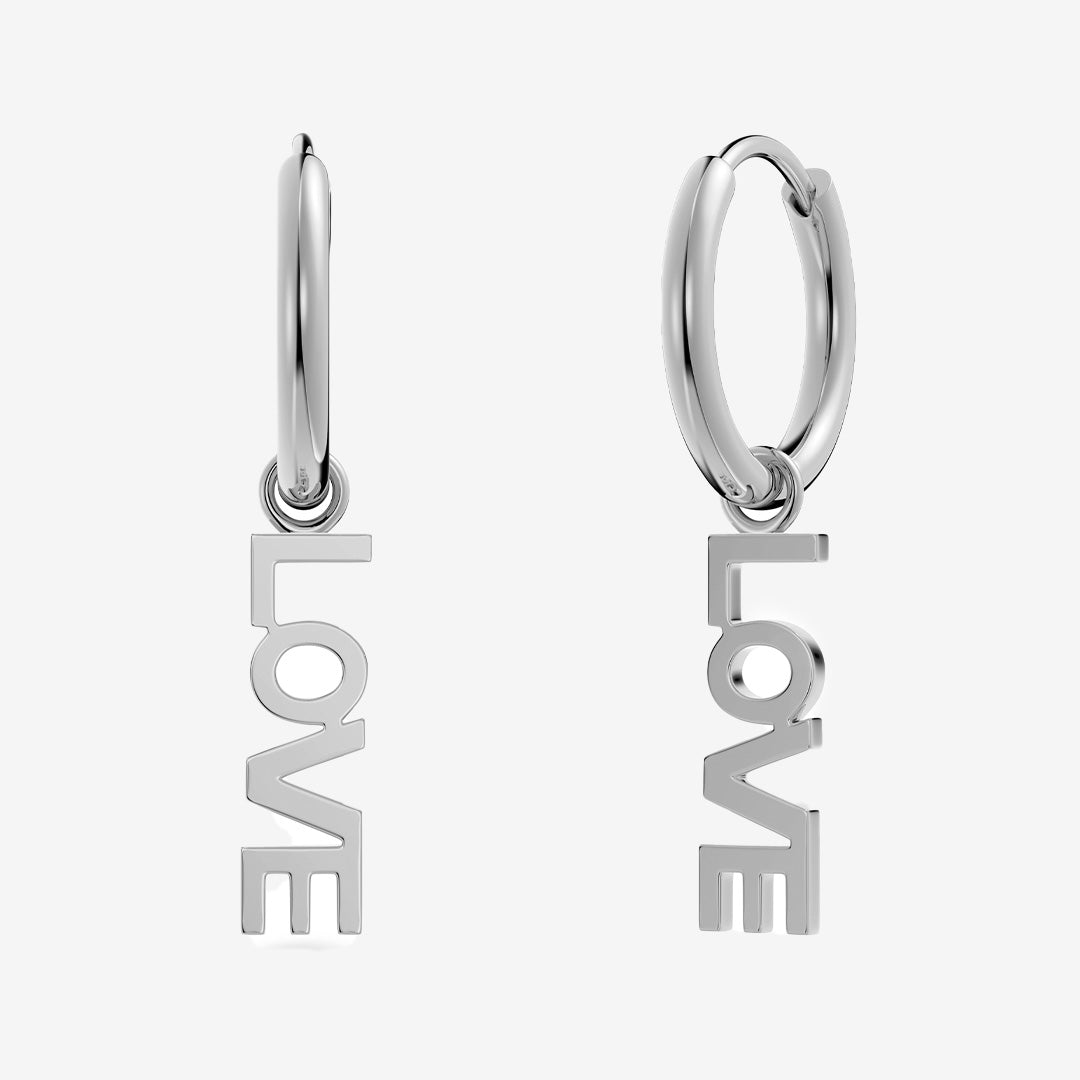 Love hoops örhängen – med utskuren text i stilren design