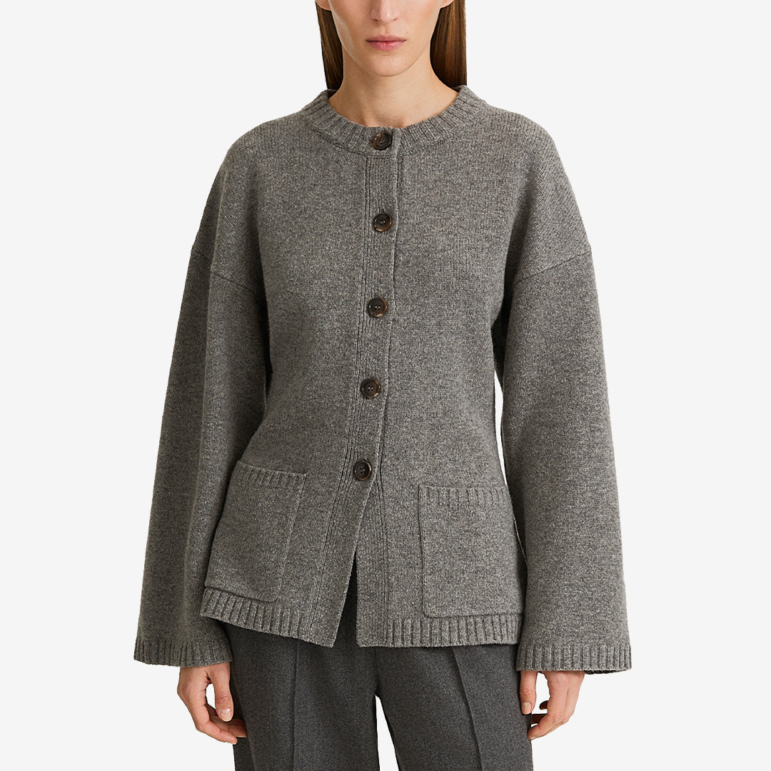 Stylein Houlia Cardigan i Mid Grey, en stilren kofta i 100 % merinoull med tidlös design.