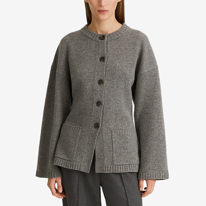 Stylein Houlia Cardigan i Mid Grey, en stilren kofta i 100 % merinoull med tidlös design.