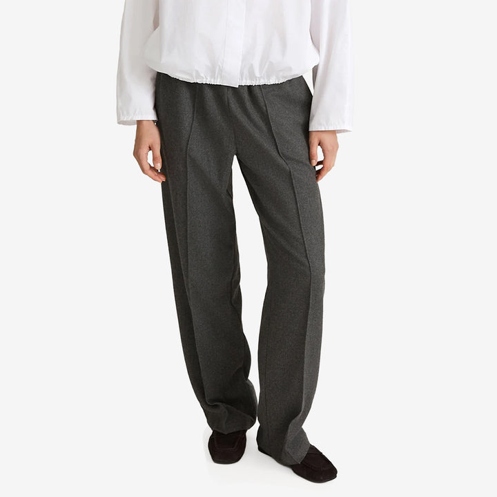 Stylein Belicia Trousers i Dark Grey, vida hellånga byxor i mjukt flanelltyg med resårmidja och snedställda sidfickor.