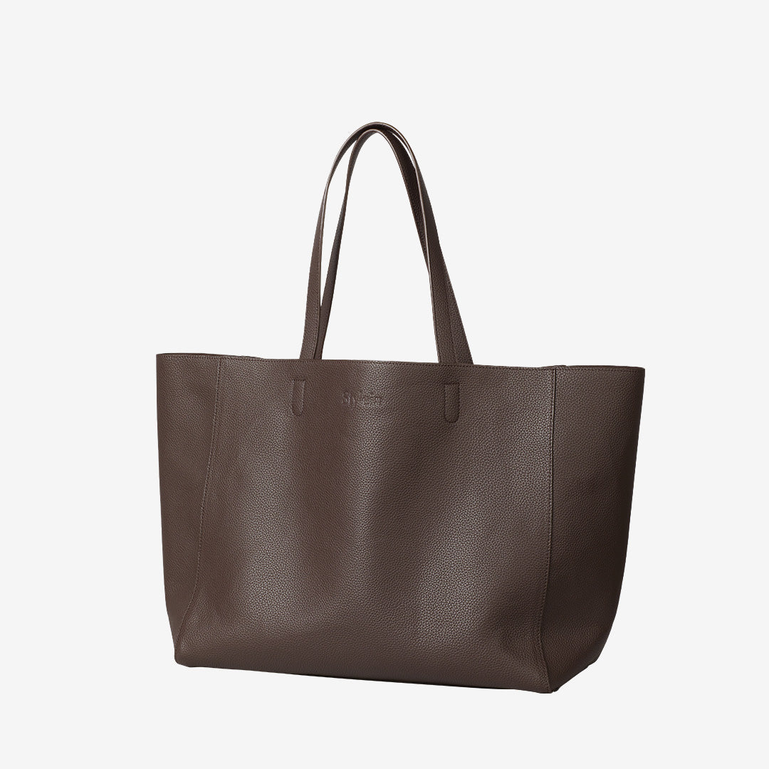 Stylein Yacht Bag 12866 i Coffee, rymlig shopper i veganskt läder med präglad logotyp och innerpåse.