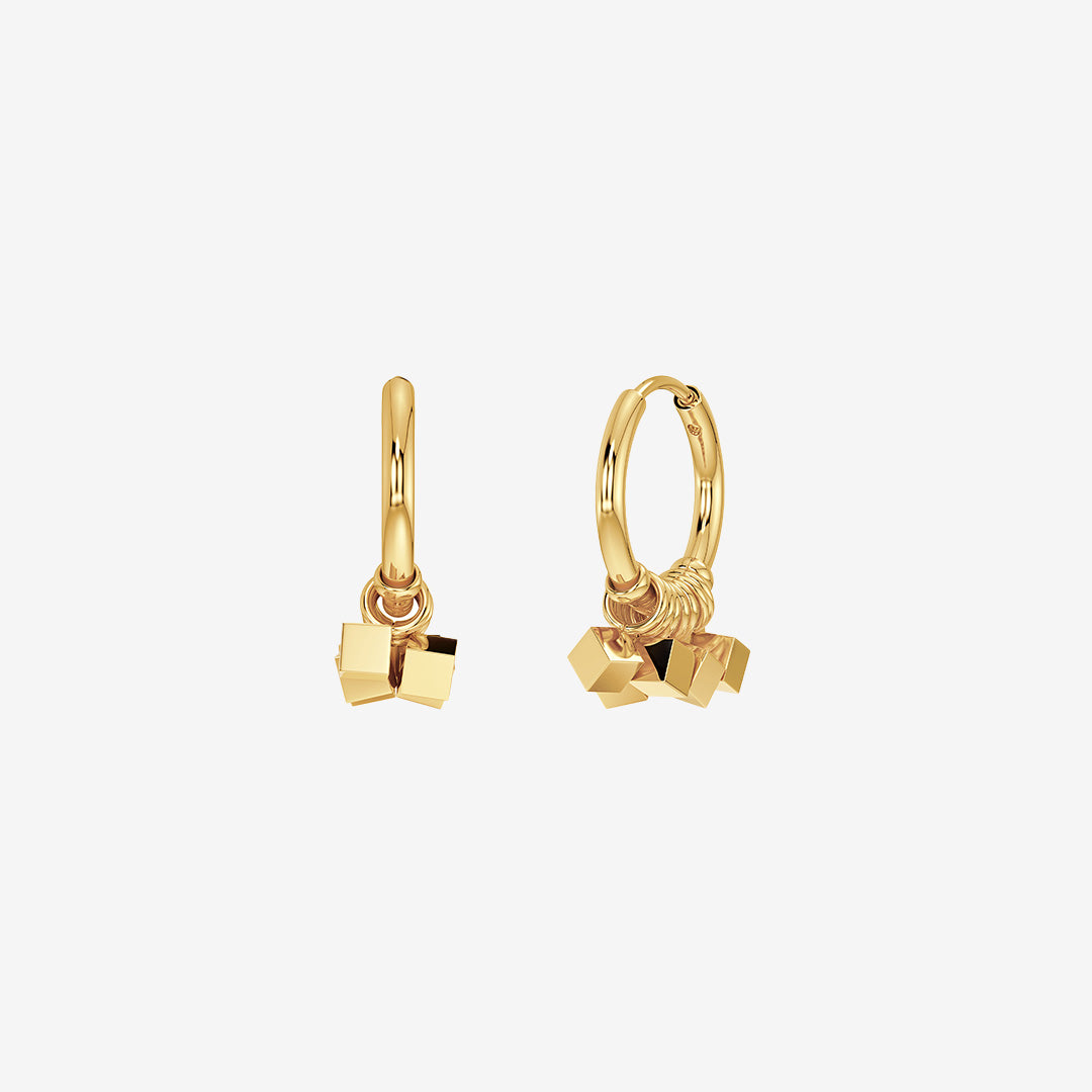 Dice hoops i blank 14K guldplätering med små tärningsformade charms och rund form