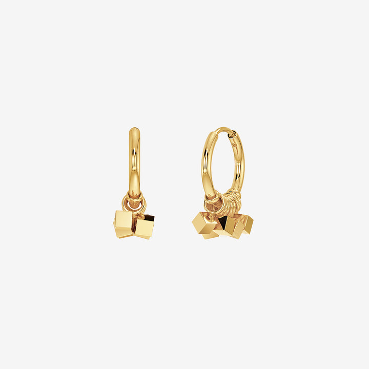 Dice hoops i blank 14K guldplätering med små tärningsformade charms och rund form