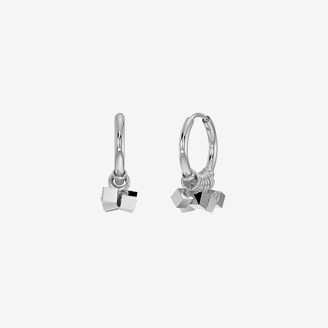 Dice hoops i blankt rostfritt stål med små tärningsformade charms och rund form