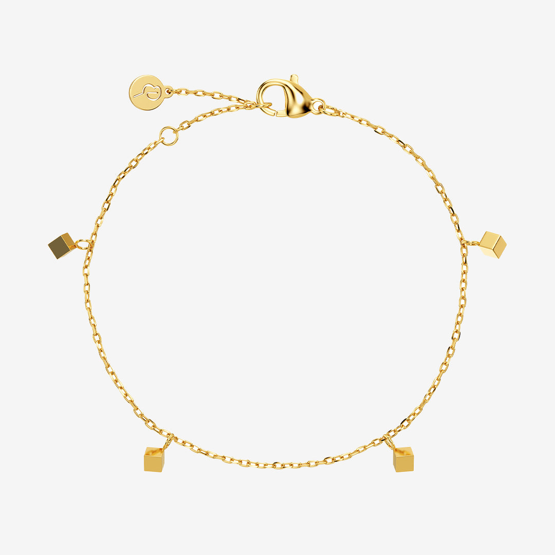 Dice armband i blank 14K guldplätering med små tärningsdetaljer och justerbar längd