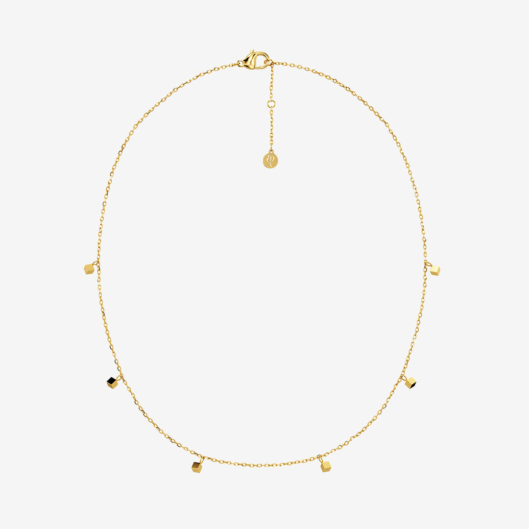 Dice halsband i blank 14K guldplätering med små tärningsdetaljer och justerbar kedja