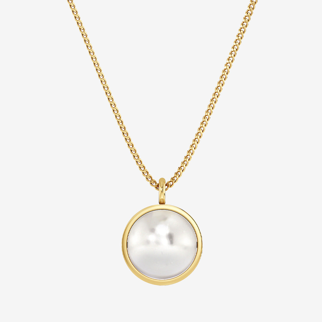 Gabrielle halsband i blank 14K guldplätering med tunn kedja och pärlemorpärla